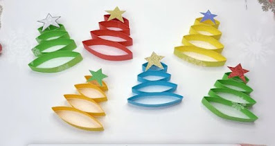 Ornamento natalino em papel em formato de árvore
