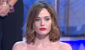 Laura Chiatti con rossetto rosso