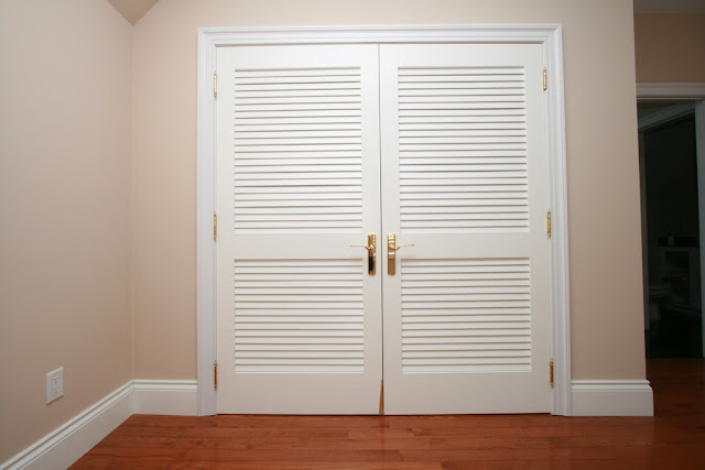 Migliorare la vostra camera con porte di gabinetto Louvered