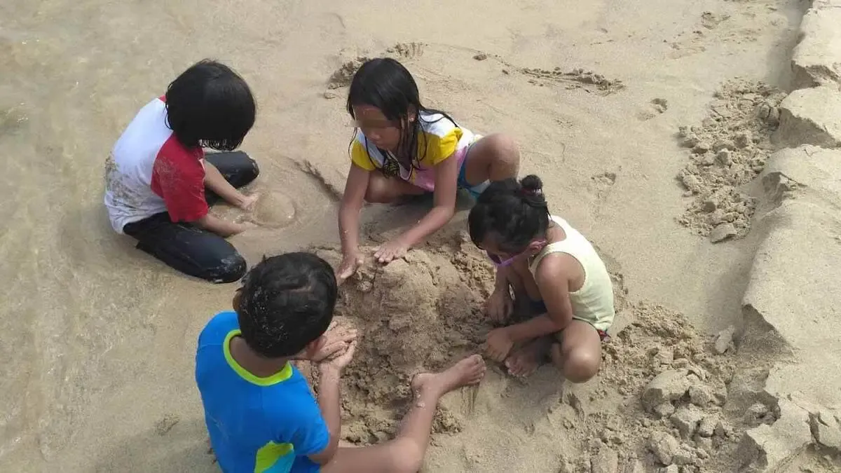 Bermain Pasir di Pantai Seupang