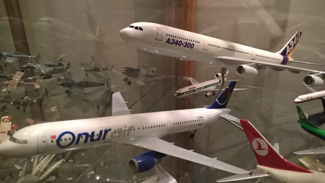 Maket Airbus A340-300 modeli ve maket Onurair Airbus A321 modeli. İstanbul Havacılık Müzesi.