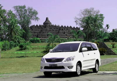 liburan-mobil-innova-di-Borobudur