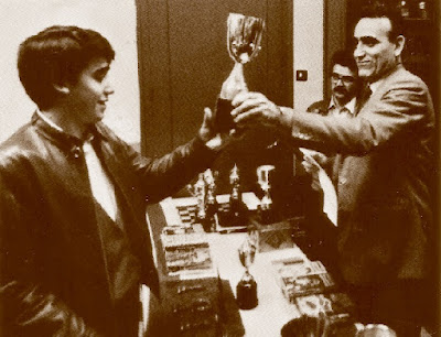 José Antonio Miralles recogiendo el segundo trofeo de Campeón del XIII Torneig Obert Festa Major de Sant Andreu de Palomar 1984