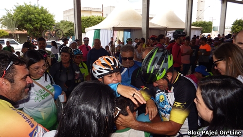 Enfermeiro Célio Rocha doa bicicleta a criança carente de Brejinho