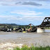 CAYERON AL AGUA SUSTANCIAS PELIGROSAS TRANSPORTADAS EN VAGONES DE UN TREN DE CARGA AL DERRUMBARSE PUENTE SOBRE EL RÍO YELLOWSTONE, EN MONTANA 