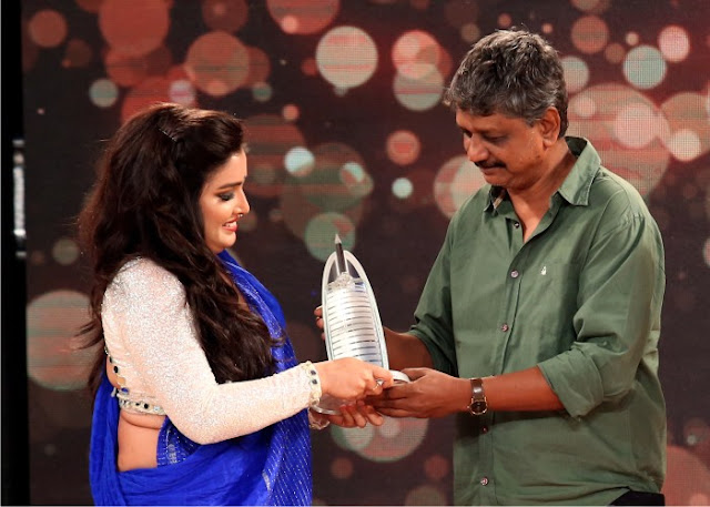 Amrapali Dubey Wins Most Popular Heroine Award in IBFA 2016