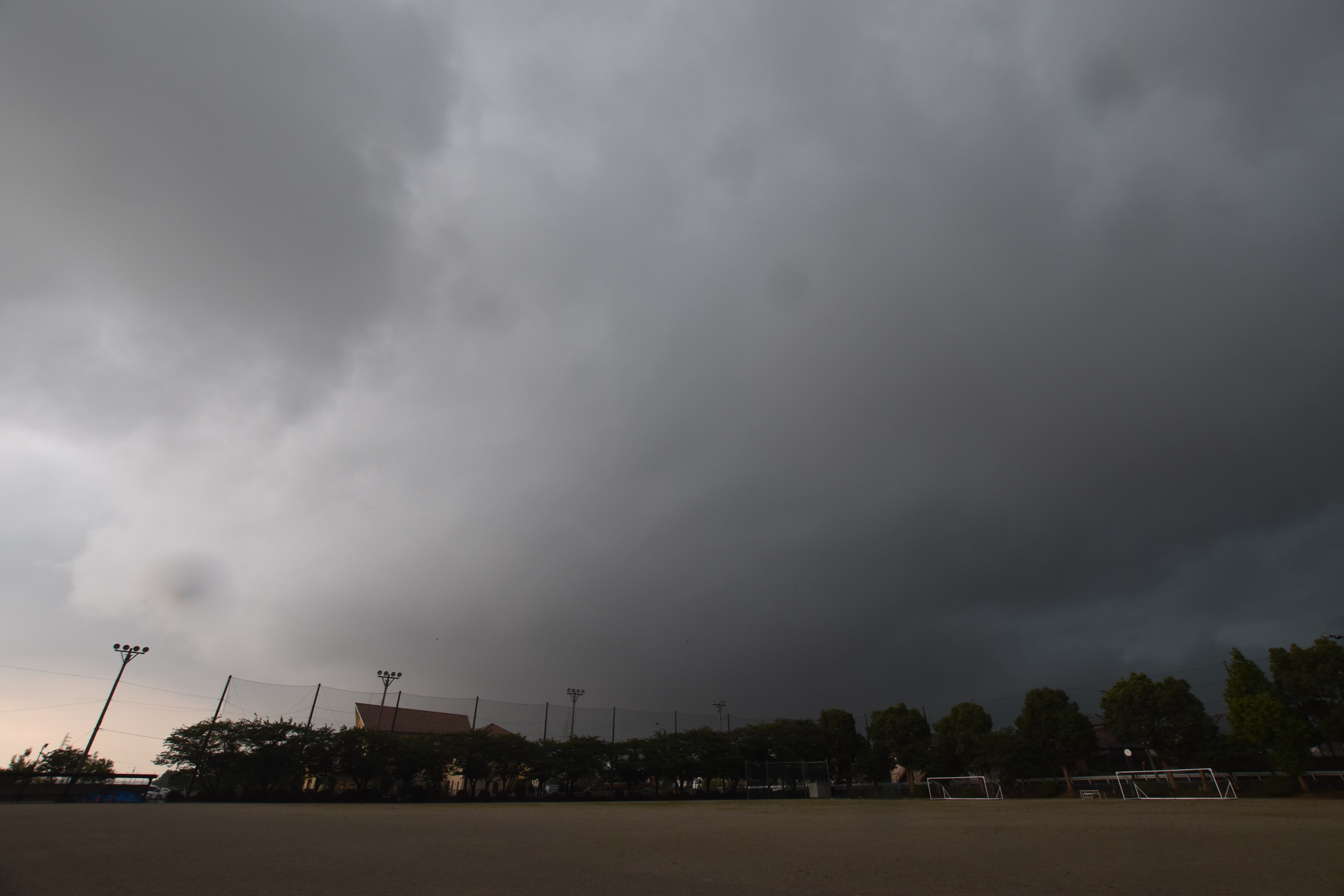 ブログ版 科学する空 積乱雲乱立 接近するアーチ雲
