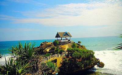 Pulau Jumino Layaknya Tanah lot Bali