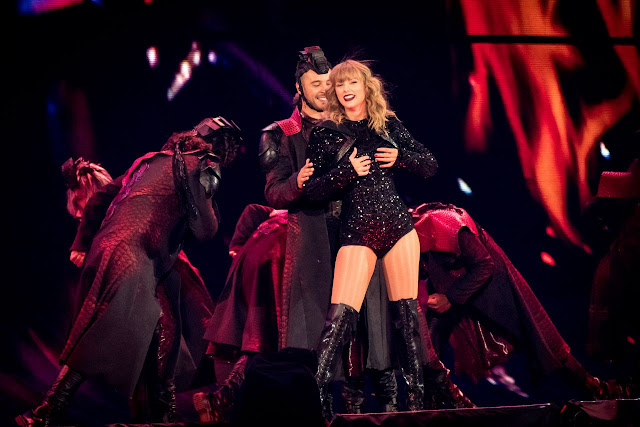 Hot taylor swift performs Photos in toronto 2018