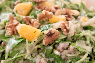 Walnuss-Feldsalat mit Sojajoghurt-Dressing