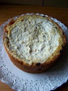 Panettone farcito con ripieno al torrone, decorato con pasta di zucchero e crema