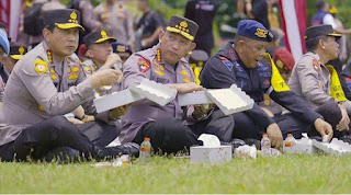 Tokoh Pemuda Jakbar Umar Abdul Aziz Apresiasi Kapolri duduk Lesehan di rumput sambil makan