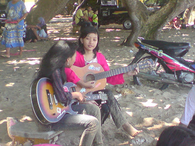 ada yang bawa gitar :D