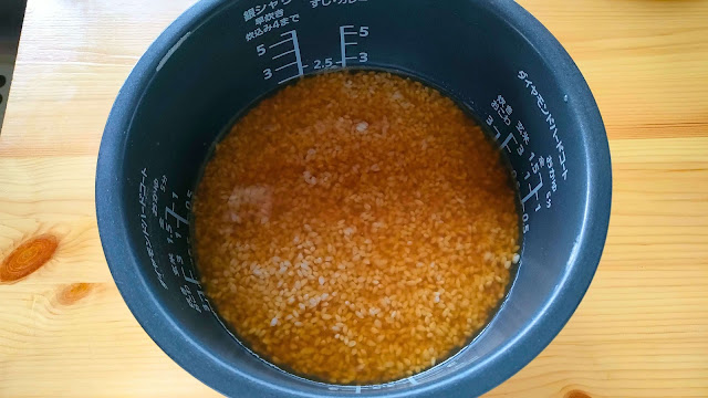 炊飯器の内釜に米、煮汁を2合の水目盛りまで注ぎ、軽くかき混ぜます。 もし、煮汁が足りないようなら水を追加で注いで2合の水目盛りに合わせてください。
