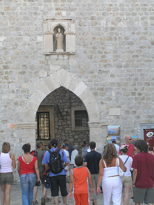 by E.V.Pita.... Dubrovnik (Croatia) city walk (1,5 hours) / por E.V.Pita.... Paseo por Dubrovnik (Croacia) en 1,5 horas ... http://thecrazytourist.blogspot.com/2012/03/dubrovnik-croatia-city-walk-15-hours.html 