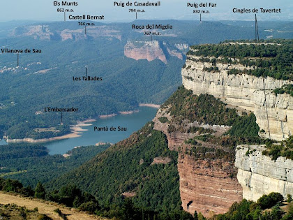 Panoràmica vers el sud-oest, amb els Cingles de Tavertet, el Pantà de Sau i les Cingleres de Vilanova de Sau