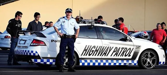 Ford Falcon GT patrulha policial perfil traseiro