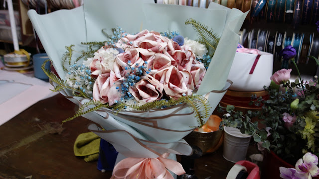 韋全花店精心打造以 51 張百元鈔票摺成的創意錢花，結合花藝裝飾，適合開幕、生日、祝賀等場合，展現心意與品味的新竹花禮推薦。
