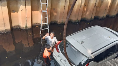 Diduga Lalai, Satu Unit Mobil X Pander Putih Terjun Bebas Ke Dalam Saluran Air 