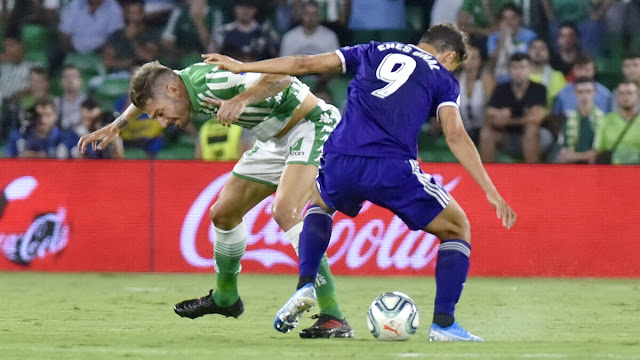 Fekir y Enes Ünal pugnan por un balón. REAL BETIS BALOMPIÉ 1 REAL VALLADOLID C. F. 2. 18/08/2019. Campeonato de Liga de 1ª División, jornada 1. Sevilla, España, estadio Benito Villamarín (asistencia; 51.497 personas). GOLES: 0-1: Sergi Guardiola (63’). 1-1: Loren (68’). 1-2: Óscar Plano (89’).