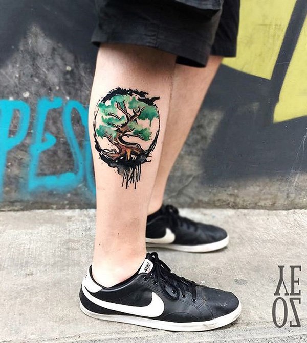 Outra aquarela tatuagem estilo de um desenho de árvore. Ao contrário dos estilos anteriores, este é menor. Mas, ainda assim, ele tem um significado mais profundo. Cada árvore tem uma representação diferente mas, geralmente, ligada a ser capaz de resistir a diferentes tempos e ciclos e ainda de pé alto e orgulhoso.