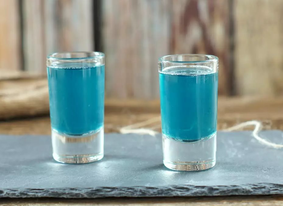 коктейль голубого цвета