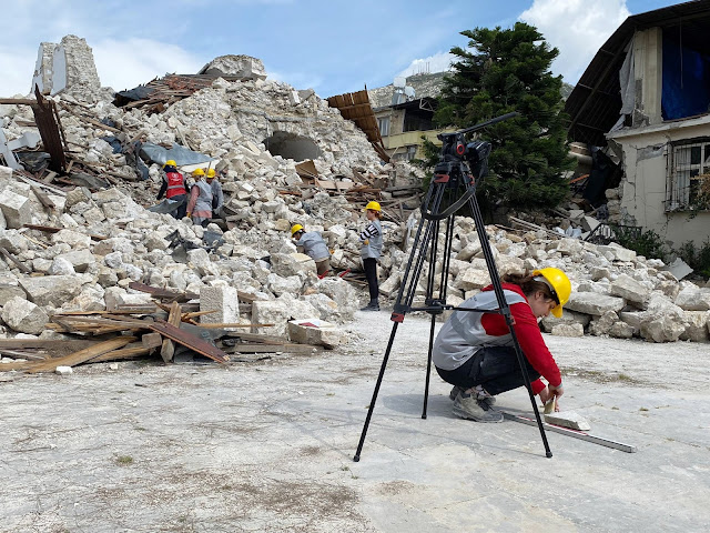 Ομάδες εργάζονται στη σεισμόπληκτη ζώνη για να ανακτήσουν αντικείμενα που μπορεί να έχουν υποστεί ζημιές από τους σεισμούς με επίκεντρο το Καχραμάνμαρας (Γερμανίκεια) στο Χατάι της Τουρκίας. [Credit: DHA Photo]