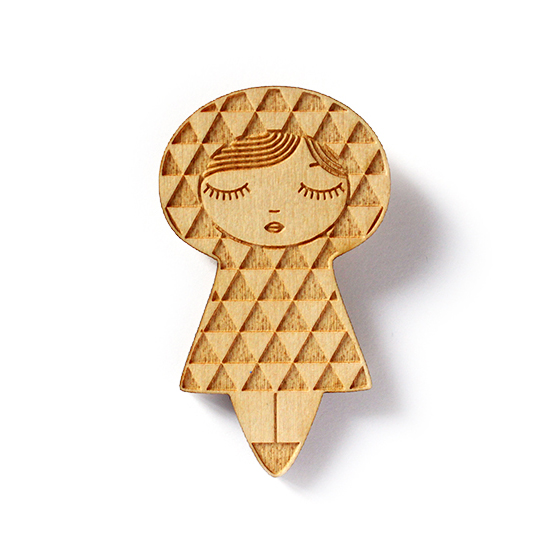 http://www.lesfollesmarquises.com/product/broche-poupee-bois-triangle