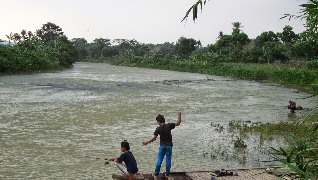 WARTA PANCING  Memancing di Sungai Arus Deras