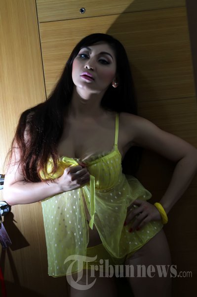 Foto Hot Baby Margaretha Berbalut Baju Kuning  kumpulan 