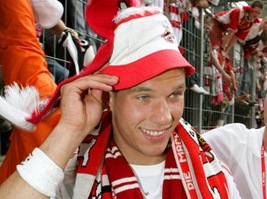 2038969870-lukas-podolski-zeigt-sich-2006-koeln-seinem-abschied-fanartikeln.9