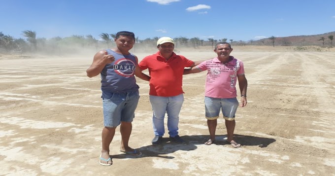 BOM JESUS DA SERRA: Prefeitura reforma Campo de Futebol do Esquinão na região do Capim de Cheiro. 