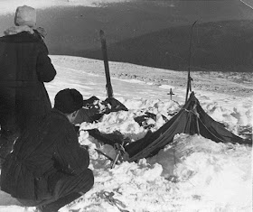 Разрытая от фирнового снега палатка группы И. Дятлова. Февраль 1959 года.