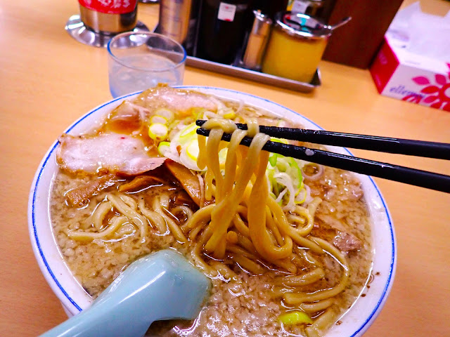 這是正宗的杭州飯店風格的【燕三條背油拉麵】。