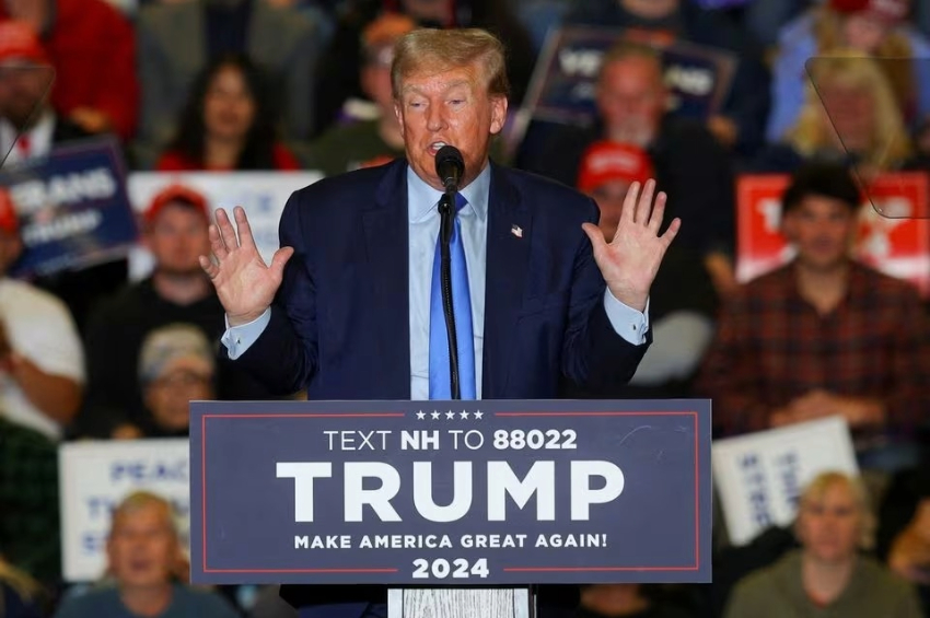 O candidato presidencial republicano e ex-presidente dos EUA, Donald Trump, fala durante um comício de campanha em Claremont, New Hampshire, EUA, 11 de novembro de 2023 | REUTERS/Brian Snyder/Foto de arquivo
