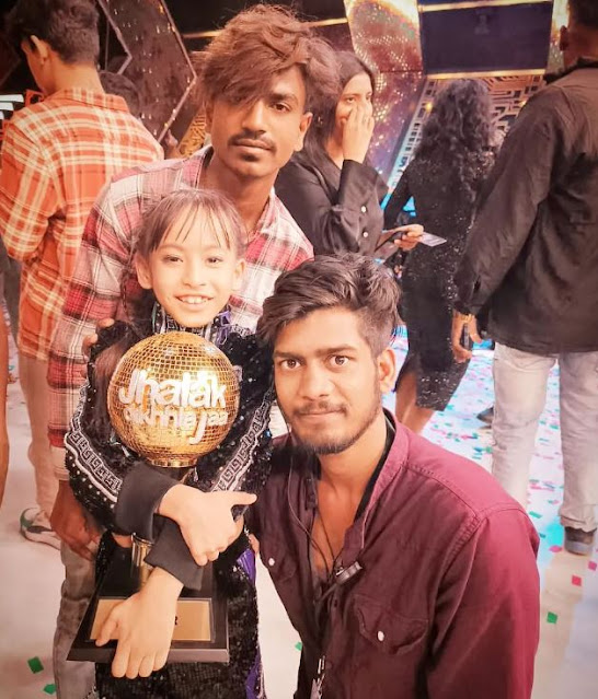 gunjan sinha with trophy