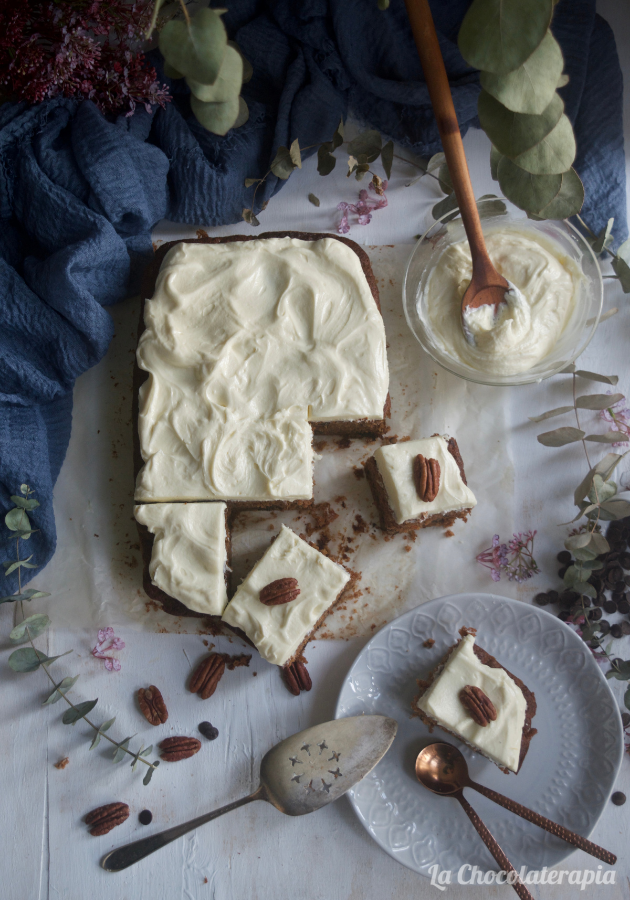 bizcocho-especiado-de-zanahoria-con-crema-de-chocolate-blanco