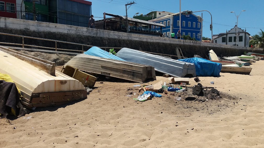 Lixo acumulado embaixo dos barcos, de quem é a responsabilidade? Responda quem souber
