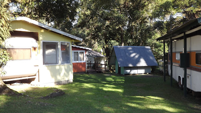 Típica paisagem do Gramado Camping: trailers ou motorhomes dentro de casinhas, e aquela mini-cabana, onde muitas vezes já dormimos.