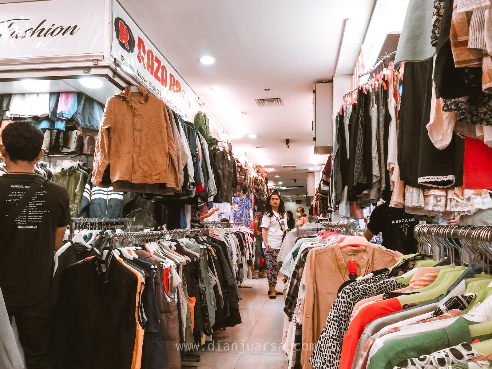  Pasar  Senen Blok III Surganya Baju  Bekas Murah di Jakarta 