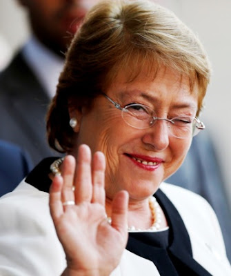 Michelle Bachelet saluda guiñando el ojo