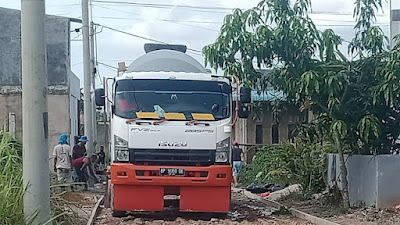 Proyek Semenisasi Jalan Pemukiman Diduga Dikerjakan Asal Asalan