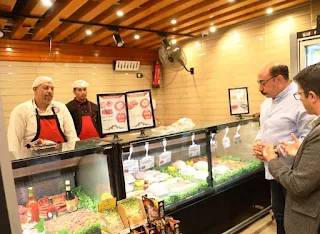 محافظ أسوان يتابع ميدانياً توافر السلع الغذائية والإستراتيجية بأسعار مخفضة بالمجمعات الاستهلاكية