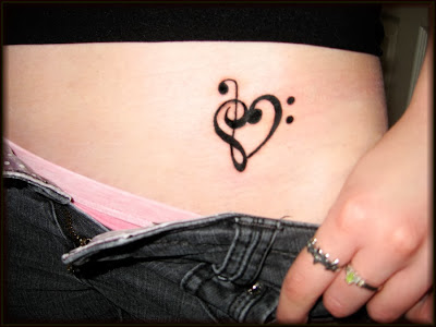 Tatuagem de Coração feito de Notas Musicais