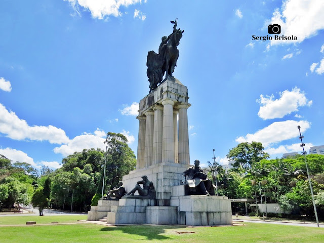 Monumento a Ramos de Azevedo (vista diagonal) - Descubra Sampa