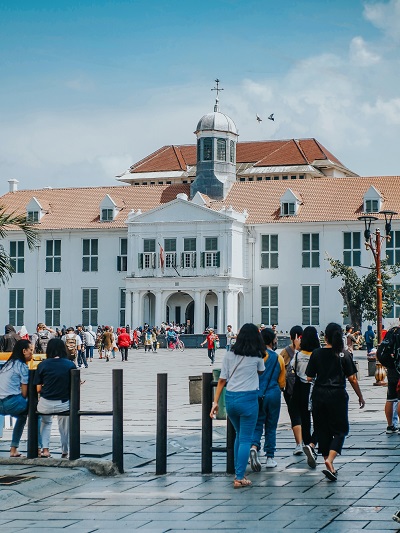 Kota Tua juga merupakan ikon kota Jakarta yang terkenal selain Monas. Di Kota Tua banyak berdiri bangunan-bagunan kolonial Belanda yang masih dilestarikan hingga saat ini.