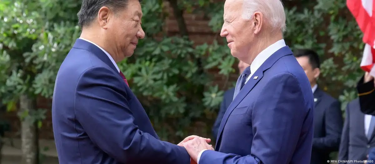 China: Biden es "irresponsable" al llamar "dictador" a Xi