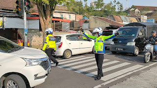  Polres Magetan Lakukan Rekayasa Lalu Lintas dan Siagakan Tim Drogba di Kawasan Wisata Sarangan