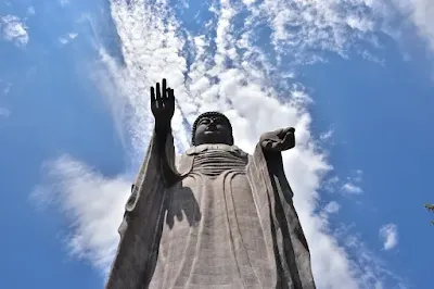 巨大な牛久阿弥陀大仏を下から見上げた構図