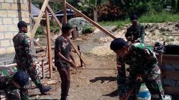 Satgas Pamtas RI-PNG Yonif 411/Raider Bangun Rumah Warga Di Perbatasan